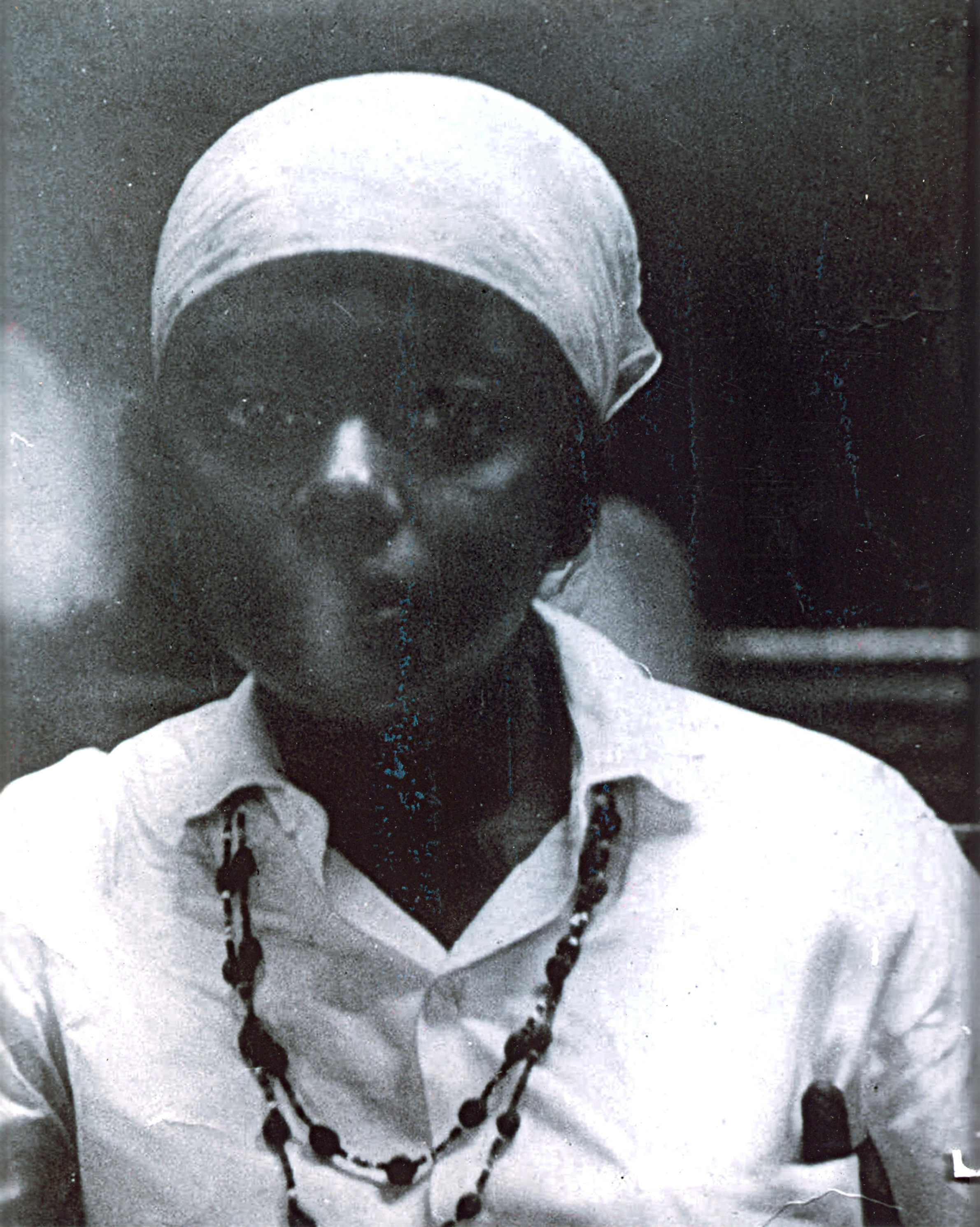 Young Sara Fumando